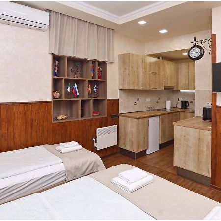 Family Mini-Hotel Martirosyan'S And Tours Ереван Екстериор снимка