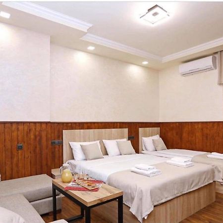 Family Mini-Hotel Martirosyan'S And Tours Ереван Екстериор снимка