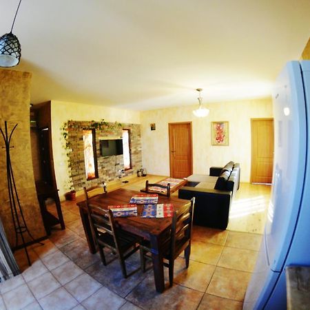 Family Mini-Hotel Martirosyan'S And Tours Ереван Екстериор снимка