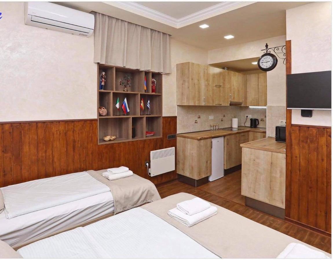 Family Mini-Hotel Martirosyan'S And Tours Ереван Екстериор снимка