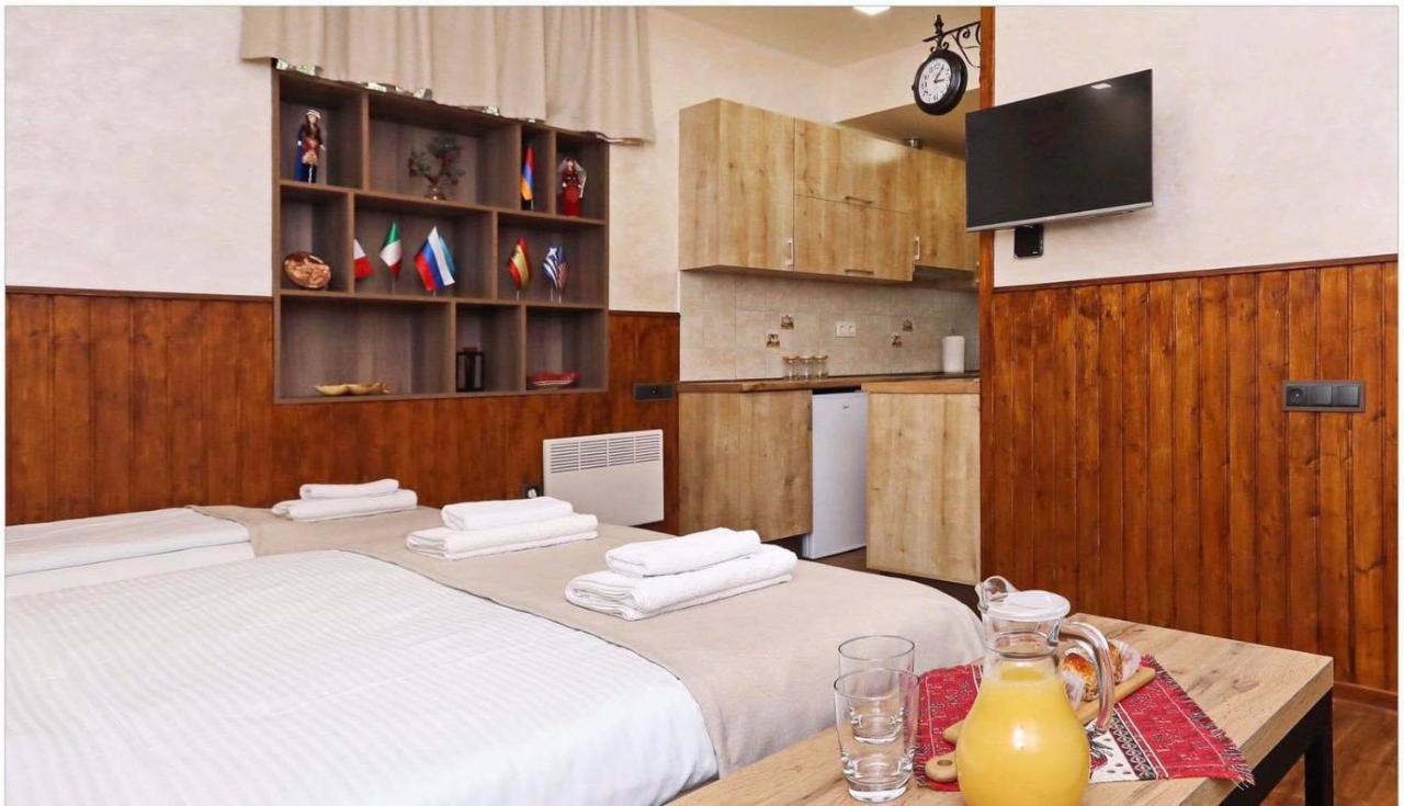 Family Mini-Hotel Martirosyan'S And Tours Ереван Екстериор снимка