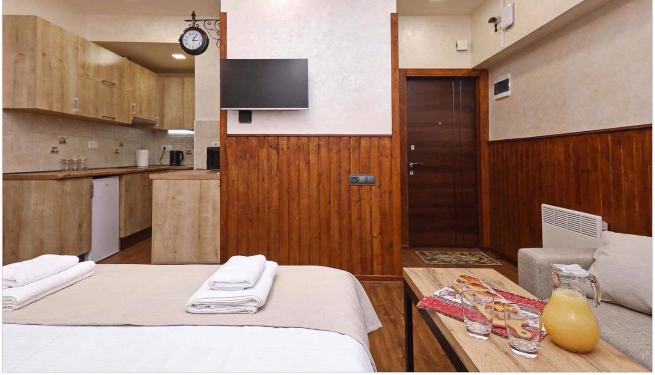 Family Mini-Hotel Martirosyan'S And Tours Ереван Екстериор снимка