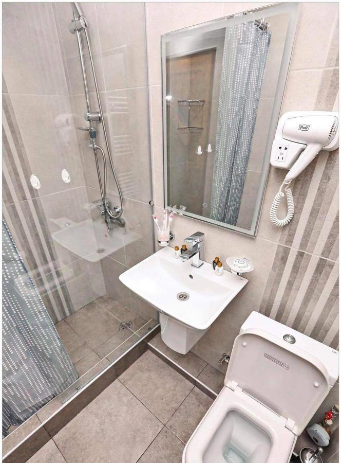 Family Mini-Hotel Martirosyan'S And Tours Ереван Екстериор снимка