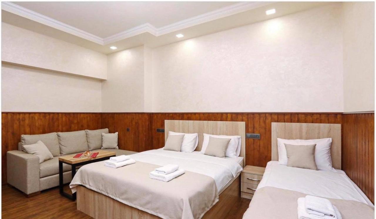 Family Mini-Hotel Martirosyan'S And Tours Ереван Екстериор снимка