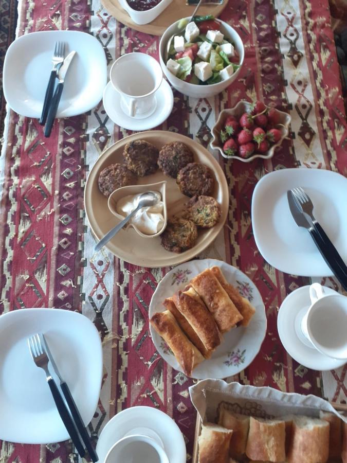 Family Mini-Hotel Martirosyan'S And Tours Ереван Екстериор снимка