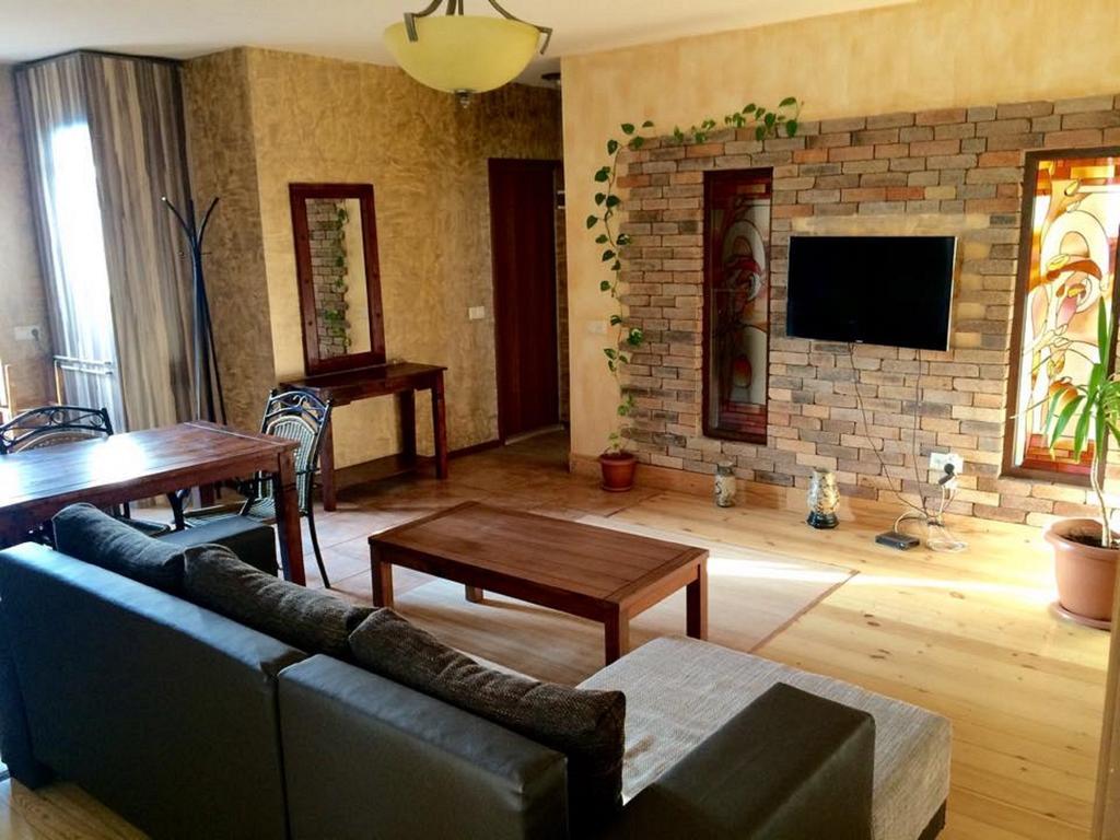 Family Mini-Hotel Martirosyan'S And Tours Ереван Стая снимка