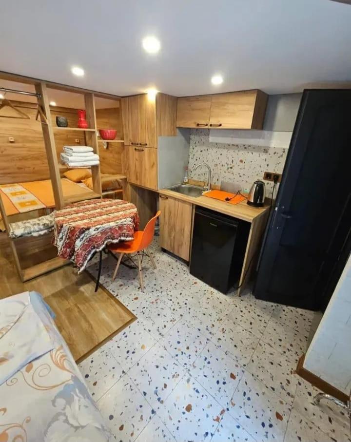 Family Mini-Hotel Martirosyan'S And Tours Ереван Екстериор снимка