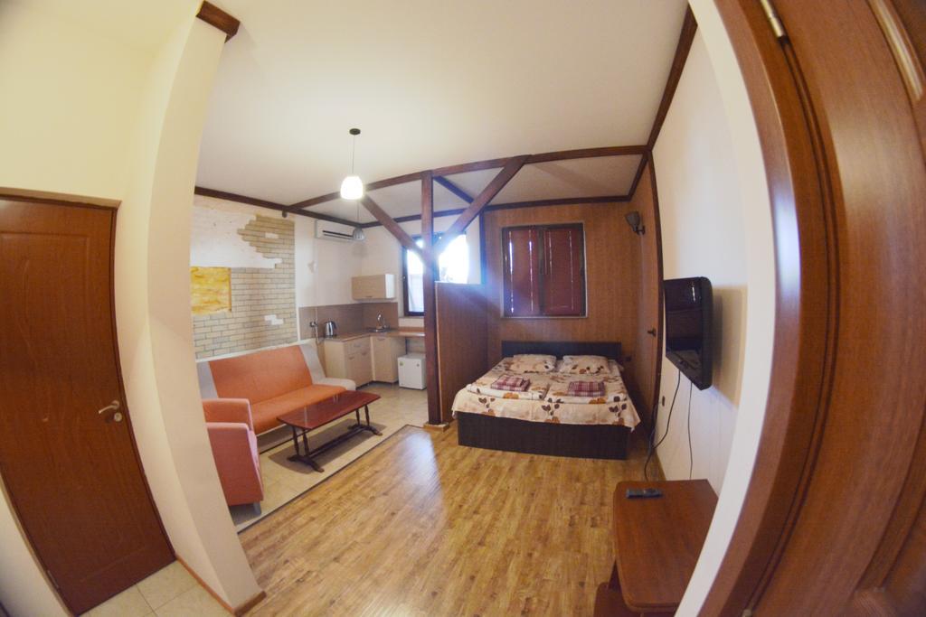 Family Mini-Hotel Martirosyan'S And Tours Ереван Стая снимка
