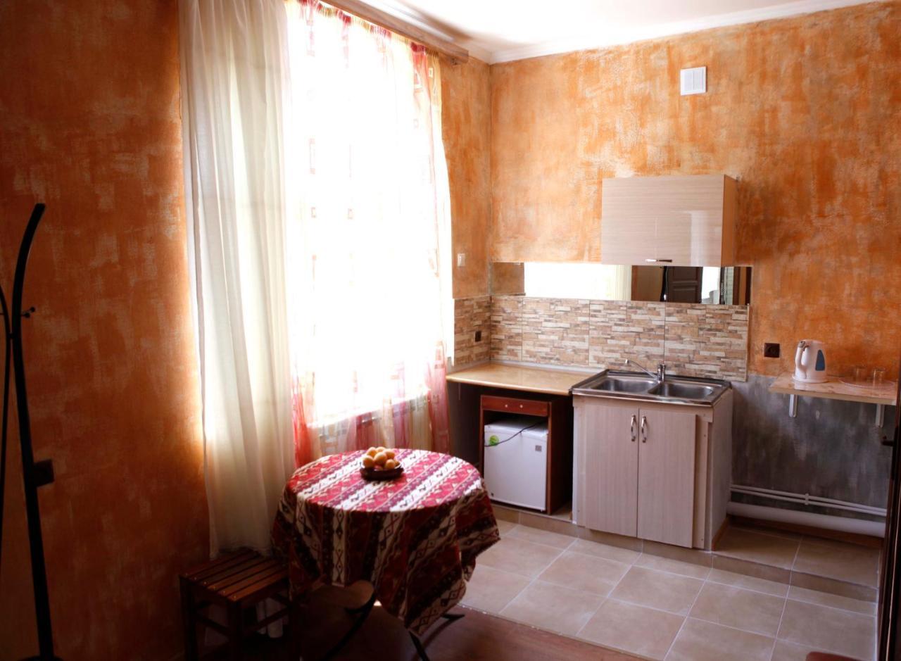 Family Mini-Hotel Martirosyan'S And Tours Ереван Екстериор снимка