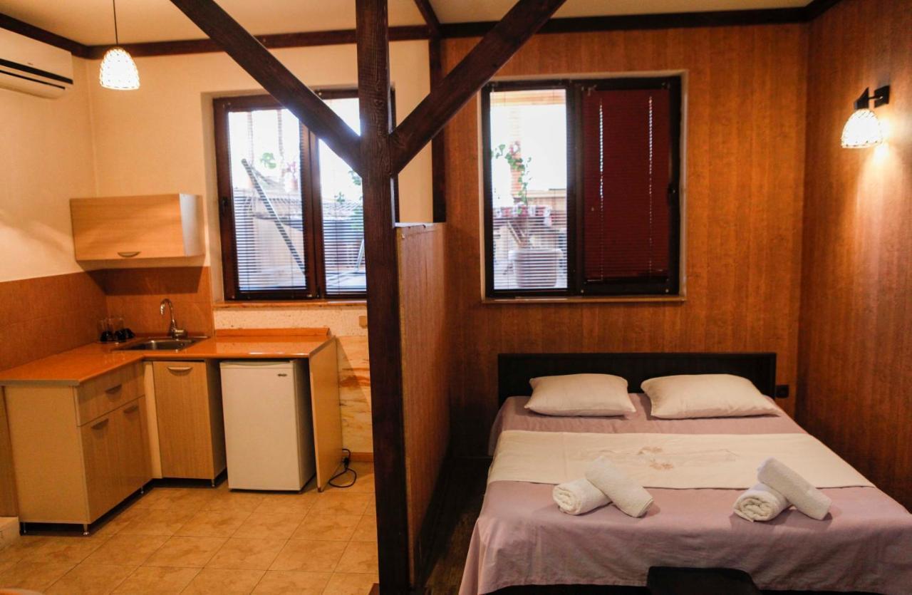 Family Mini-Hotel Martirosyan'S And Tours Ереван Екстериор снимка