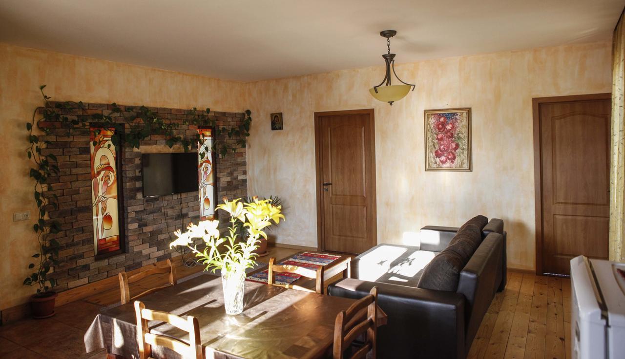 Family Mini-Hotel Martirosyan'S And Tours Ереван Екстериор снимка